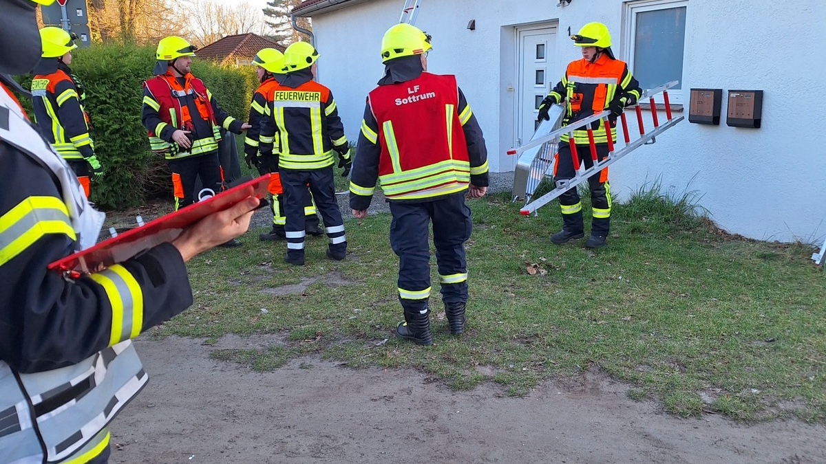 FW-ROW: Zimmerbrand in Asylunterkunft - 12 Personen gerettet - Foto: presseportal.de