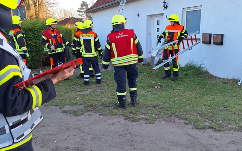 FW-ROW: Zimmerbrand in Asylunterkunft - 12 Personen gerettet - Foto: presseportal.de