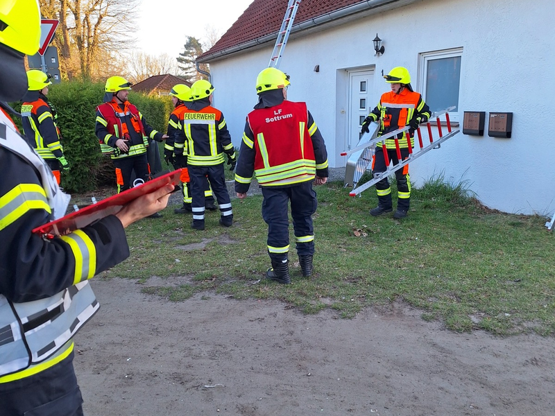 FW-ROW: Zimmerbrand in Asylunterkunft - 12 Personen gerettet - Foto: presseportal.de