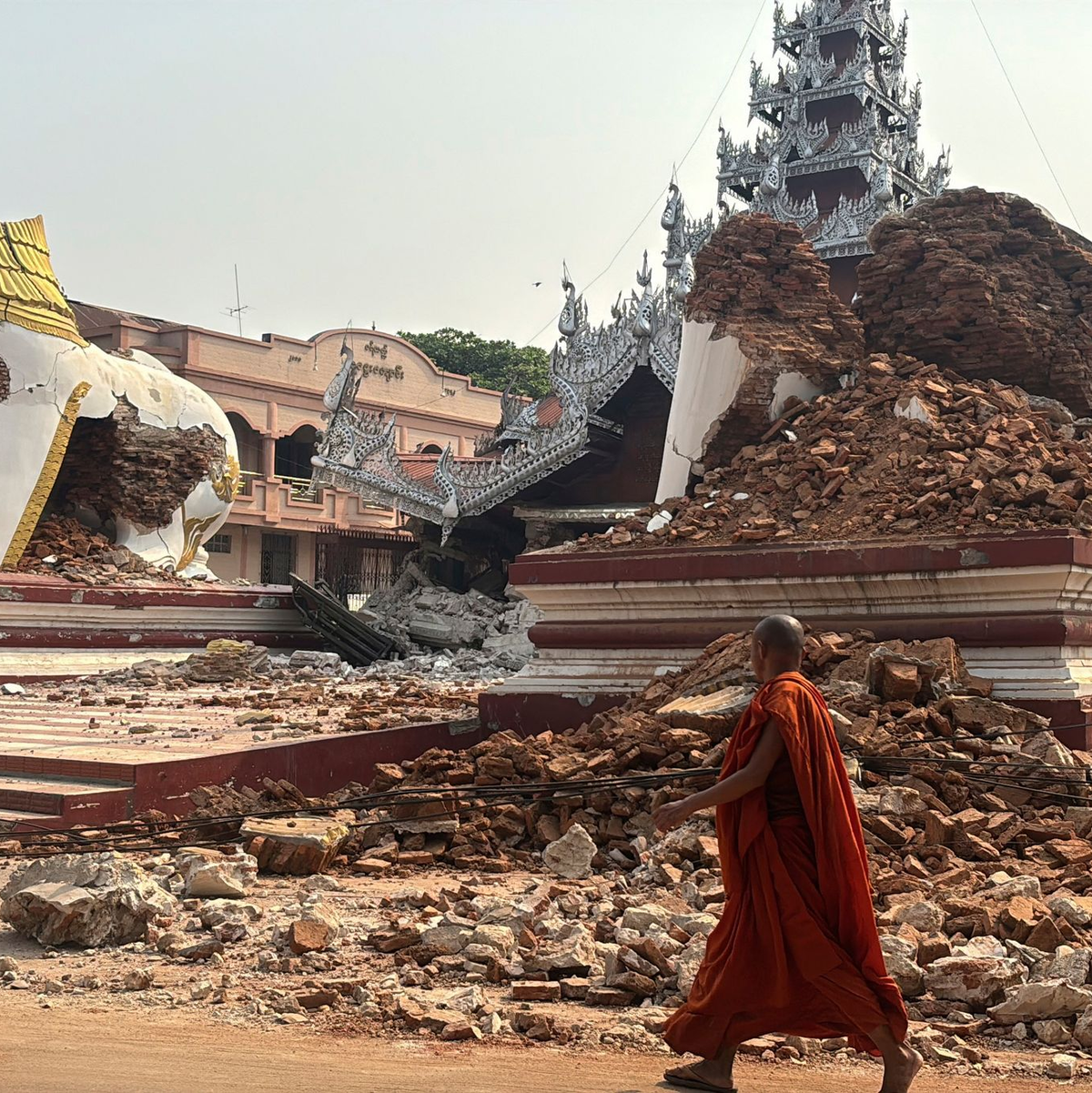 In Myanmar sind viele Gebäude eingestürzt. - Foto: Thein Zaw/AP/dpa