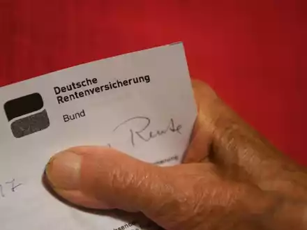 Im Mittel bekommt eine Rentnerin im Osten 1.218 Euro, 357 Euro mehr als im Westen. (Symbolbild) - Foto: Felix Kästle/dpa
