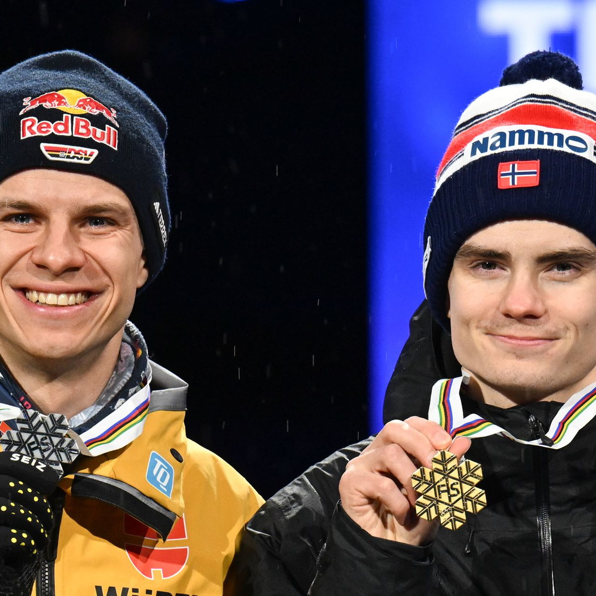 Andreas Wellinger (links) und Weltmeister Marius Lindvik mit ihren Medaillen nach dem WM-Springen. - Foto: Hendrik Schmidt/dpa