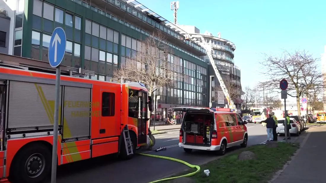 Bei einem Brand in einem Pflegeheim in Hannover wurden mehrere Menschen verletzt.  - Bild: ---/dpa