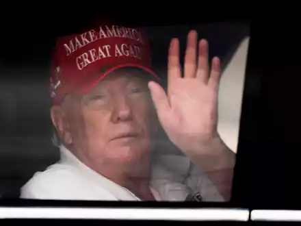 US-Präsident Donald Trump will sich nicht auf Sanktionen festlegen, setzte Kremlchef Wladimir Putin aber gleichzeitig ein Ultimatum. (Archivbild) - Foto: Manuel Balce Ceneta/AP/dpa