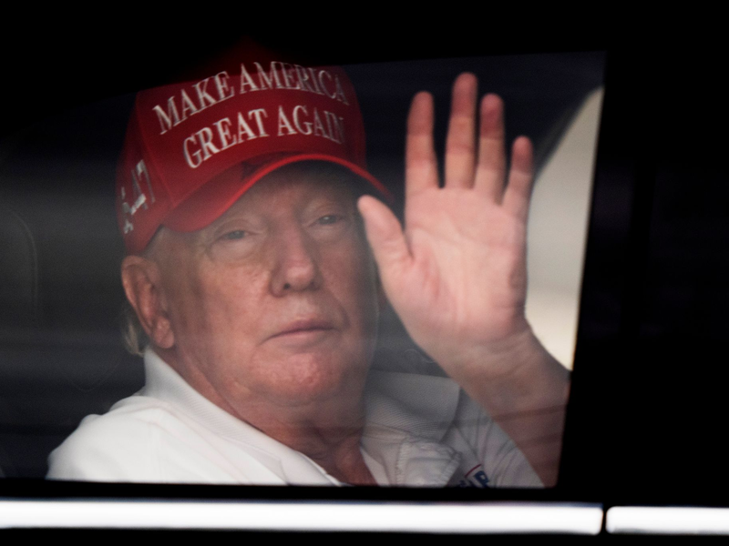 Die USA wollen sich Präsident Donald Trump zufolge weiter als Vermittler um ein Ende des Ukraine-Kriegs bemühen.  - Foto: Manuel Balce Ceneta/AP/dpa