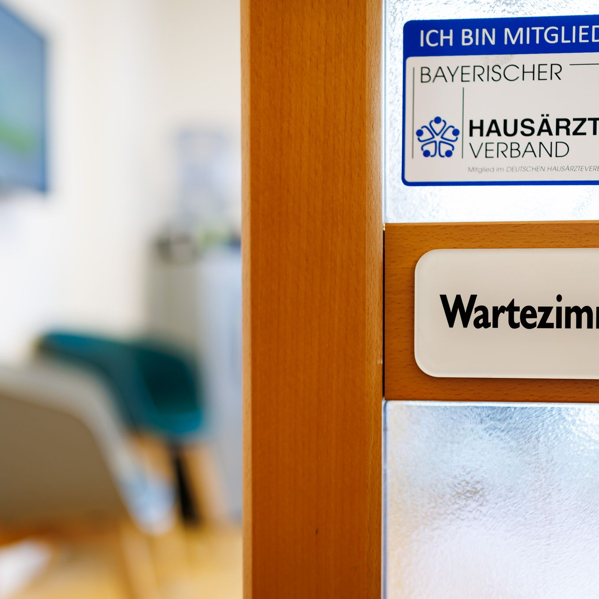 Union und SPD planen ein neues System für die Terminvergabe beim Arzt. (Archivbild) - Foto: Daniel Karmann/dpa