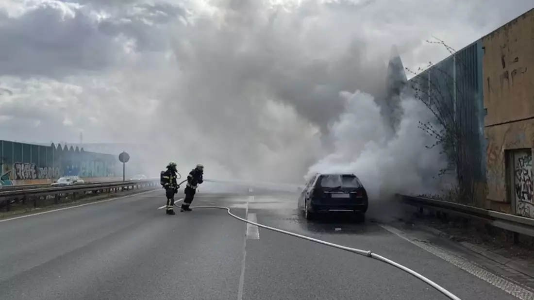 FW-DO: Pkw-Brand auf der B236 in Fahrtrichtung Schwerte vor dem Berghofer Tunnel - Bild: presseportal.de