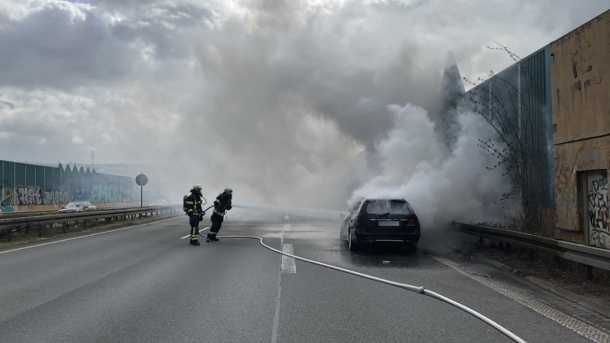 FW-DO: Pkw-Brand auf der B236 in Fahrtrichtung Schwerte vor dem Berghofer Tunnel - Foto: presseportal.de