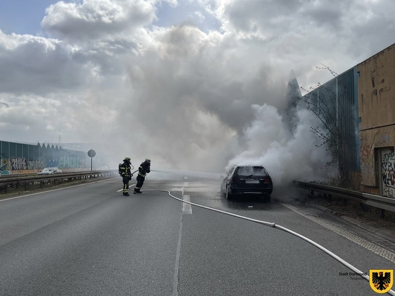 FW-DO: Pkw-Brand auf der B236 in Fahrtrichtung Schwerte vor dem Berghofer Tunnel - Foto: presseportal.de