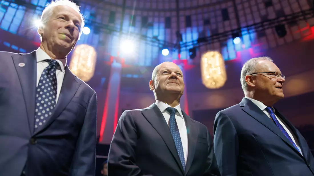 Seite an Seite: Kanadas Sondergesandter Stéphane Dion (v.l.), Kanzler Olaf Scholz und Niedersachsens Ministerpräsident Stephan Weil setzen auf mehr Zusammenarbeit. - Bild: Michael Matthey/dpa