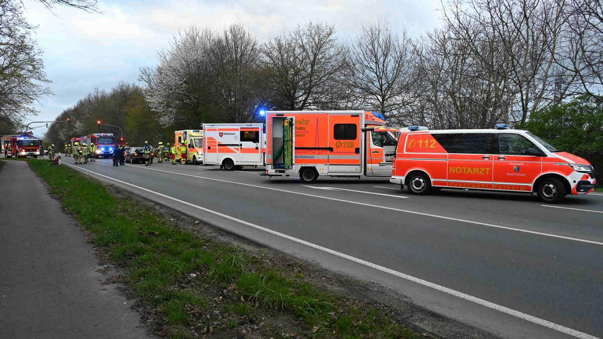 FW Pulheim: Brauweiler - Auffahrunfall mit vier Verletzten - Foto: presseportal.de