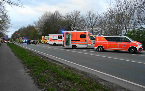 FW Pulheim: Brauweiler - Auffahrunfall mit vier Verletzten - Foto: presseportal.de