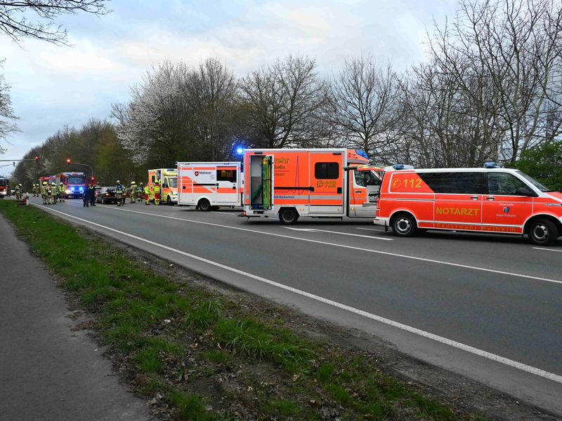 FW Pulheim: Brauweiler - Auffahrunfall mit vier Verletzten - Foto: presseportal.de