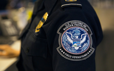 Handys oder Notebooks können ein Hindernis bei der Einreise in die USA sein. (Archivbild) - Foto: Glenn Fawcett/CBP/Department of Homeland Security/dpa-tmn