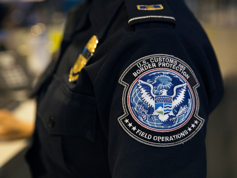 Handys oder Notebooks können ein Hindernis bei der Einreise in die USA sein. (Archivbild) - Foto: Glenn Fawcett/CBP/Department of Homeland Security/dpa-tmn