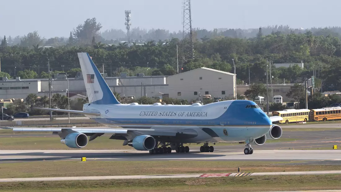 Trump spricht regelmäßig mit Journalisten an Bord der Präsidentenmaschine Air Force One. - Bild: Manuel Balce Ceneta/AP/dpa