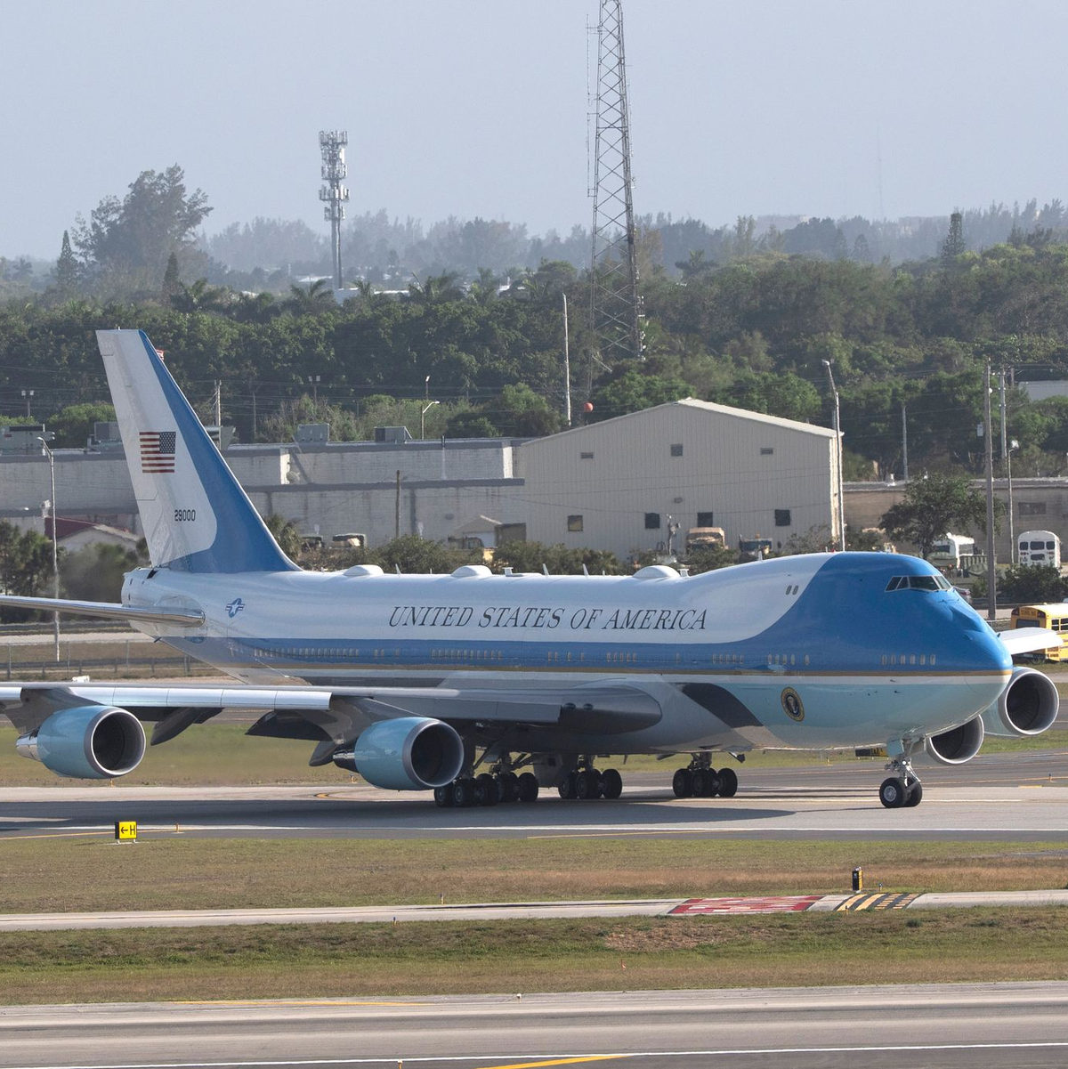 Trump spricht regelmäßig mit Journalisten an Bord der Präsidentenmaschine Air Force One. - Foto: Manuel Balce Ceneta/AP/dpa