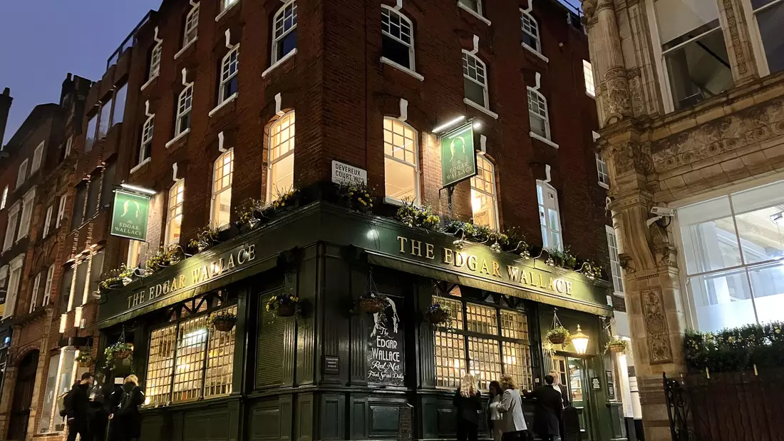 Eine Büste thront im ersten Stock des Edgar Wallace Pubs in London. - Bild: Christoph Meyer/dpa