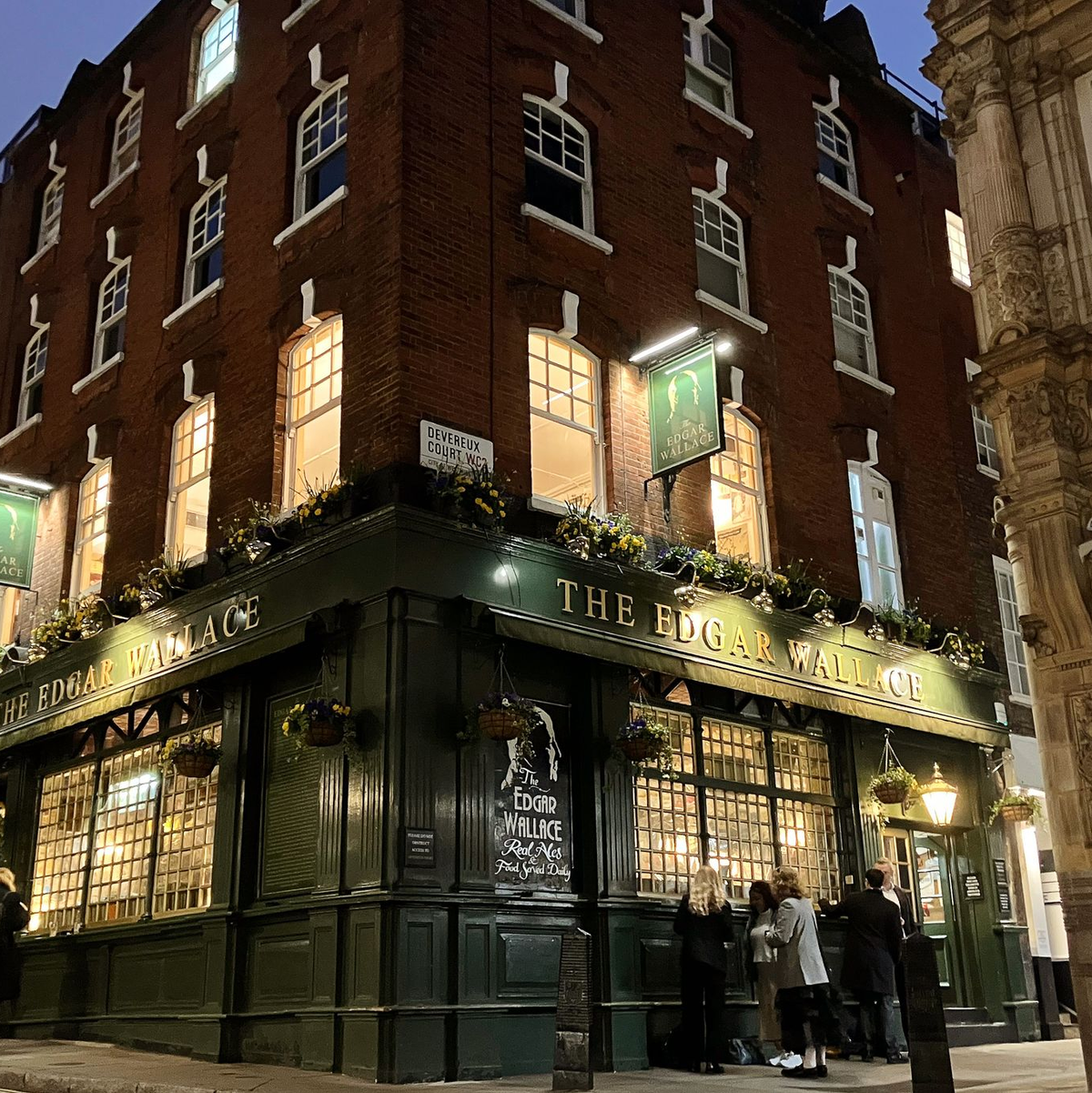 Eine Büste thront im ersten Stock des Edgar Wallace Pubs in London. - Foto: Christoph Meyer/dpa