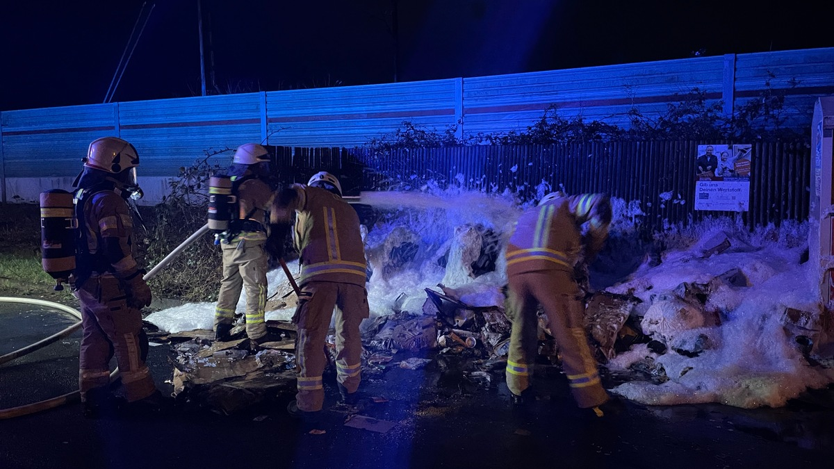 FW Lehrte: Erneut brennen Papiercontainer - Foto: presseportal.de