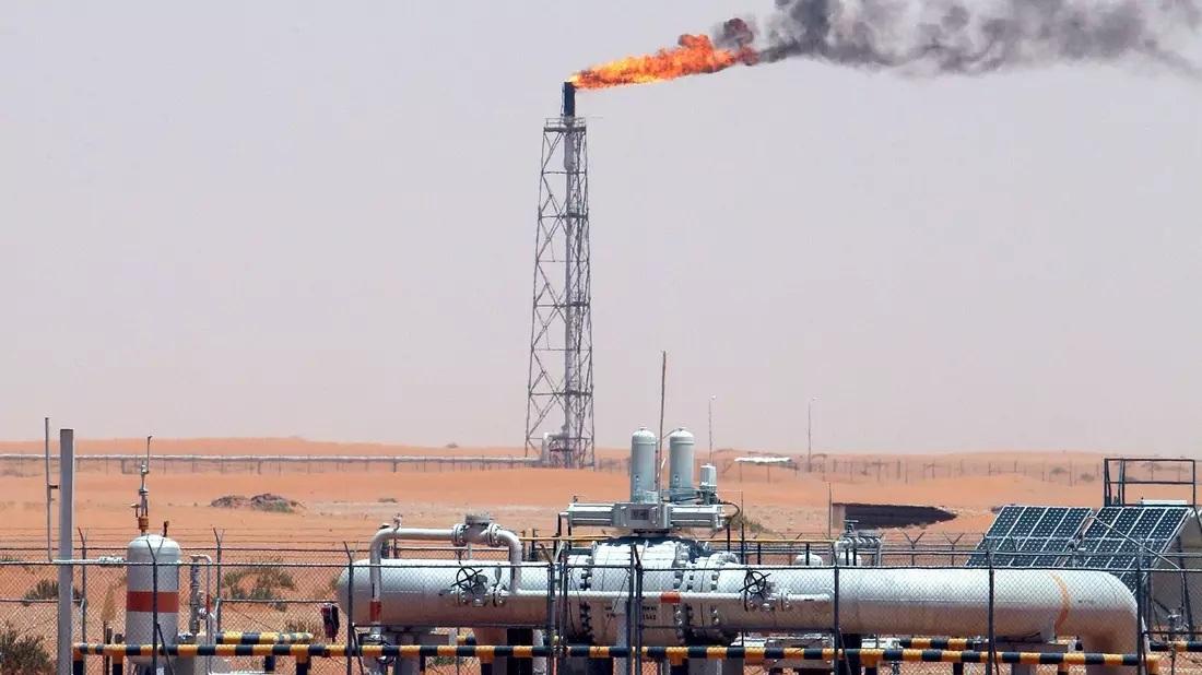 Saudi-Arabien und sieben weitere Länder drehen den Ölhahn weiter auf. (Archivbild) - Bild: Ali Haider/EPA/dpa