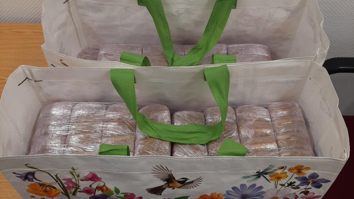 BPOL NRW: Fahndungserfolg im Rahmen der Grenzkontrollen; 35-Jähriger mit 48,48 Kilogramm Haschisch im Wert von 47.000 Euro auf der Autobahn 3 festgenommen - Foto: presseportal.de