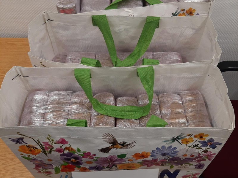 BPOL NRW: Fahndungserfolg im Rahmen der Grenzkontrollen; 35-Jähriger mit 48,48 Kilogramm Haschisch im Wert von 47.000 Euro auf der Autobahn 3 festgenommen - Foto: presseportal.de