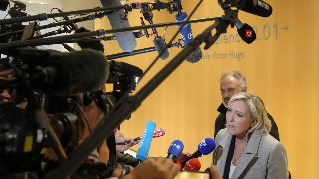 Le Pen hatte in der Affäre um Veruntreuung von EU-Geldern stets ihre Unschuld betont (Archivbild). - Bild: Thibault Camus/AP/dpa