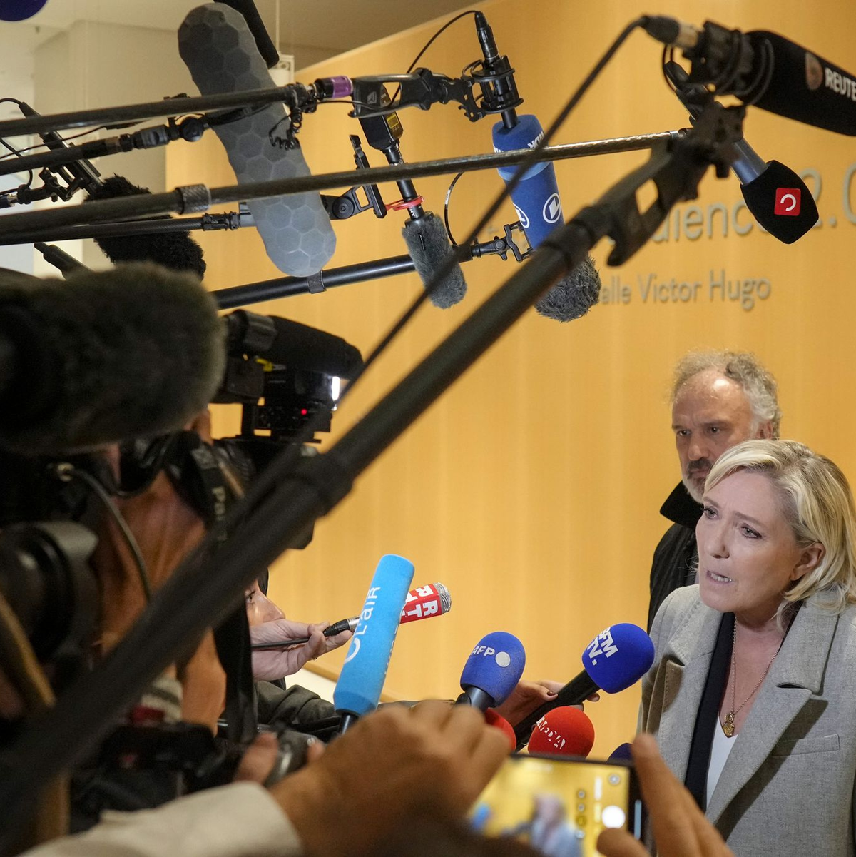 Le Pen hatte in der Affäre um Veruntreuung von EU-Geldern stets ihre Unschuld betont (Archivbild). - Foto: Thibault Camus/AP/dpa