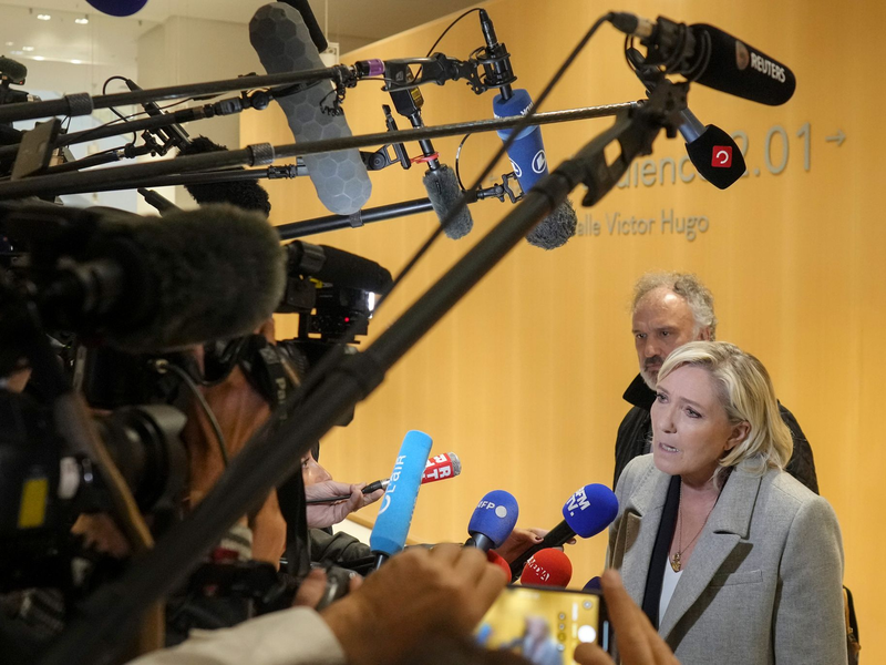 Le Pen hatte in der Affäre um Veruntreuung von EU-Geldern stets ihre Unschuld betont (Archivbild). - Foto: Thibault Camus/AP/dpa