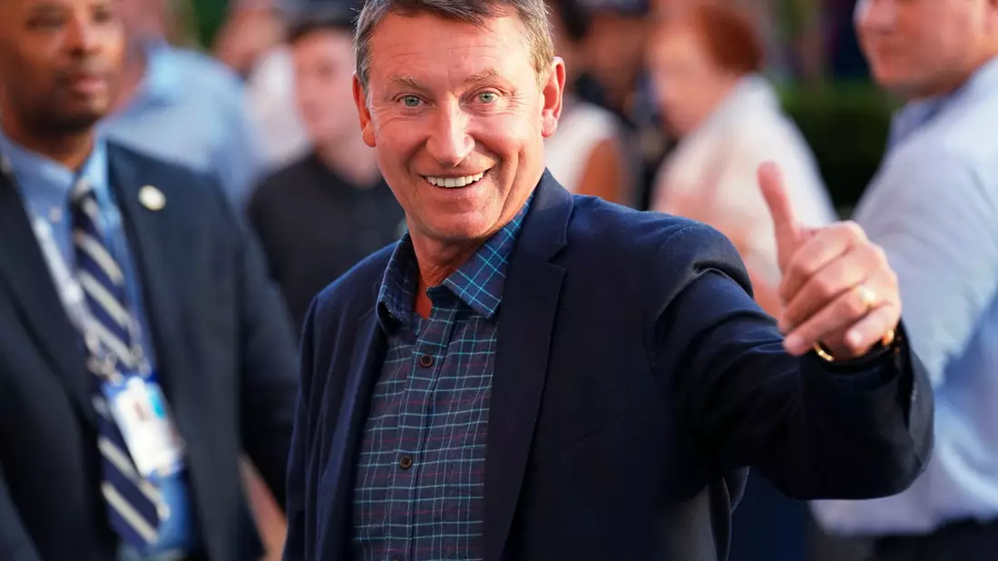 Kanadas Eishockey-Legende Wayne Gretzky drückt Alexander Owetschkin die Daumen. - Bild: Greg Allen/Invision/dpa