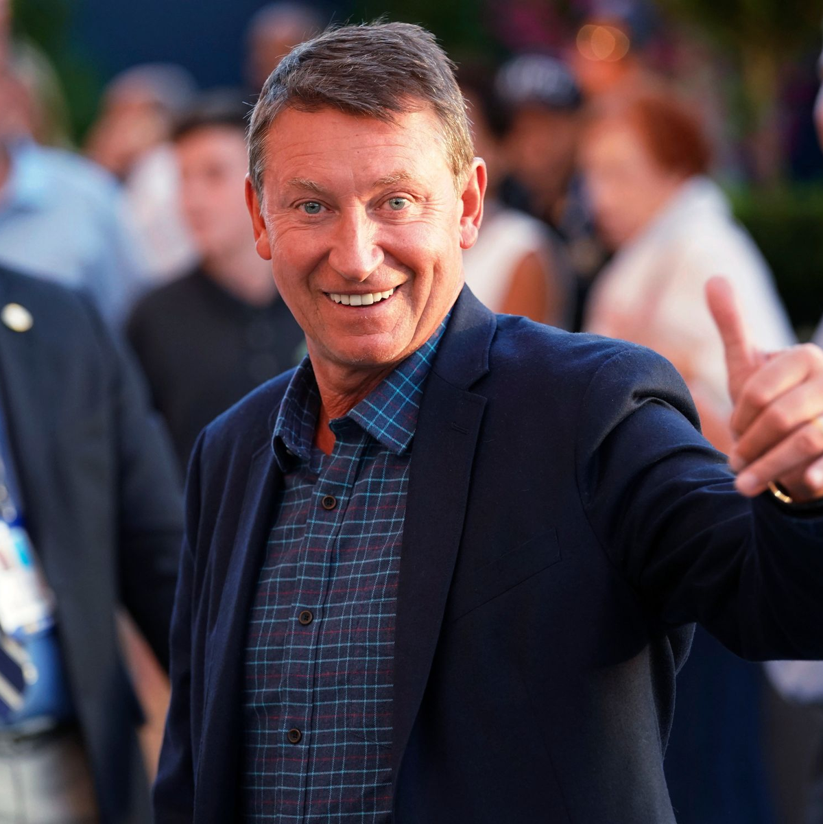 Kanadas Eishockey-Legende Wayne Gretzky drückt Alexander Owetschkin die Daumen. - Foto: Greg Allen/Invision/dpa