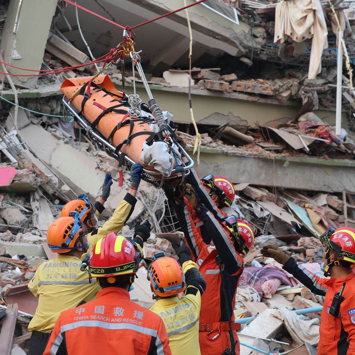 In Myanmar wurden mehrere Menschen nach 60 Stunden lebend geborgen. - Foto: Kyaw Soe/XinHua/dpa
