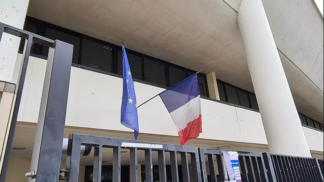 Fahnen vor Wahllokal in Frankreich (Archiv) - Bild: über dts Nachrichtenagentur