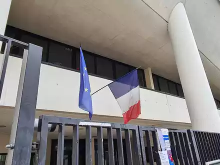 Fahnen vor Wahllokal in Frankreich (Archiv) - Foto: über dts Nachrichtenagentur