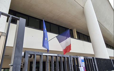 Fahnen vor Wahllokal in Frankreich (Archiv) - Foto: über dts Nachrichtenagentur