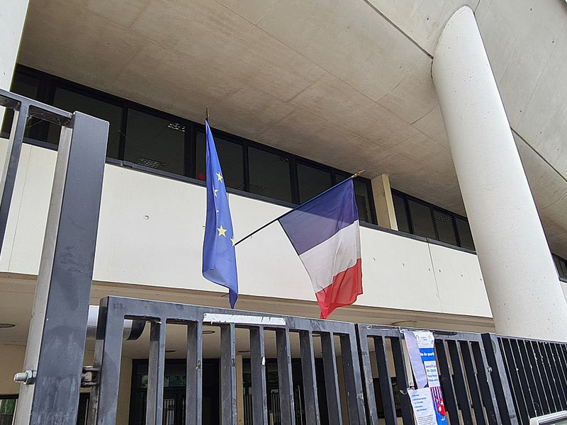 Fahnen vor Wahllokal in Frankreich (Archiv) - Foto: über dts Nachrichtenagentur