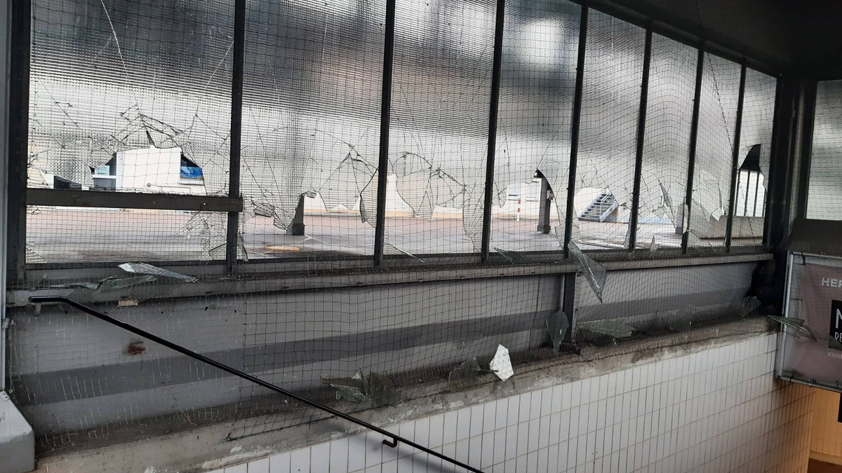 Bundespolizeidirektion München: Elf Scheiben eingetreten und dabei Ausweis verloren/ Bundespolizei überführt Täter im Schlaf - Foto: presseportal.de