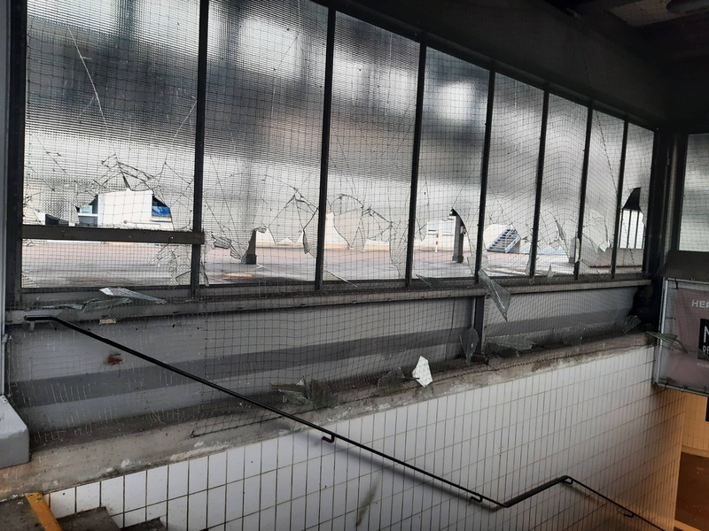 Bundespolizeidirektion München: Elf Scheiben eingetreten und dabei Ausweis verloren/ Bundespolizei überführt Täter im Schlaf - Foto: presseportal.de