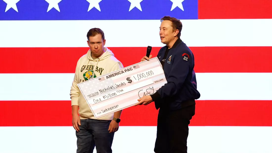Musk wirft seinen Käsehut während einer Veranstaltung vor der Richterwahl im US-Bundesstaat Wisconsin in die Menschenmenge.  - Bild: Jeffrey Phelps/AP/dpa