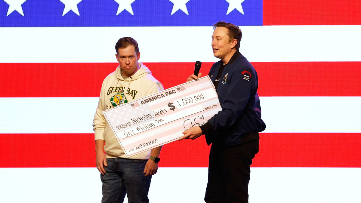 Musk wirft seinen Käsehut während einer Veranstaltung vor der Richterwahl im US-Bundesstaat Wisconsin in die Menschenmenge.  - Foto: Jeffrey Phelps/AP/dpa