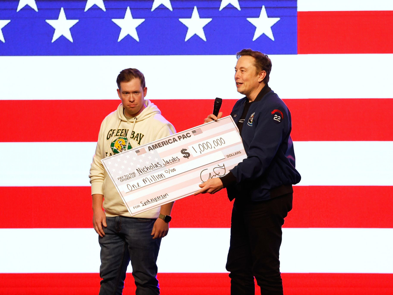 Musk wirft seinen Käsehut während einer Veranstaltung vor der Richterwahl im US-Bundesstaat Wisconsin in die Menschenmenge. - Foto: Jeffrey Phelps/AP/dpa