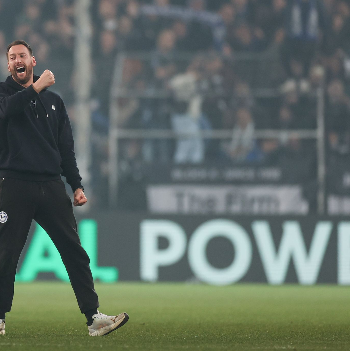 Geht selbstbewusst voran: Bielefelds Trainer Mitch Kniat. - Foto: Friso Gentsch/dpa