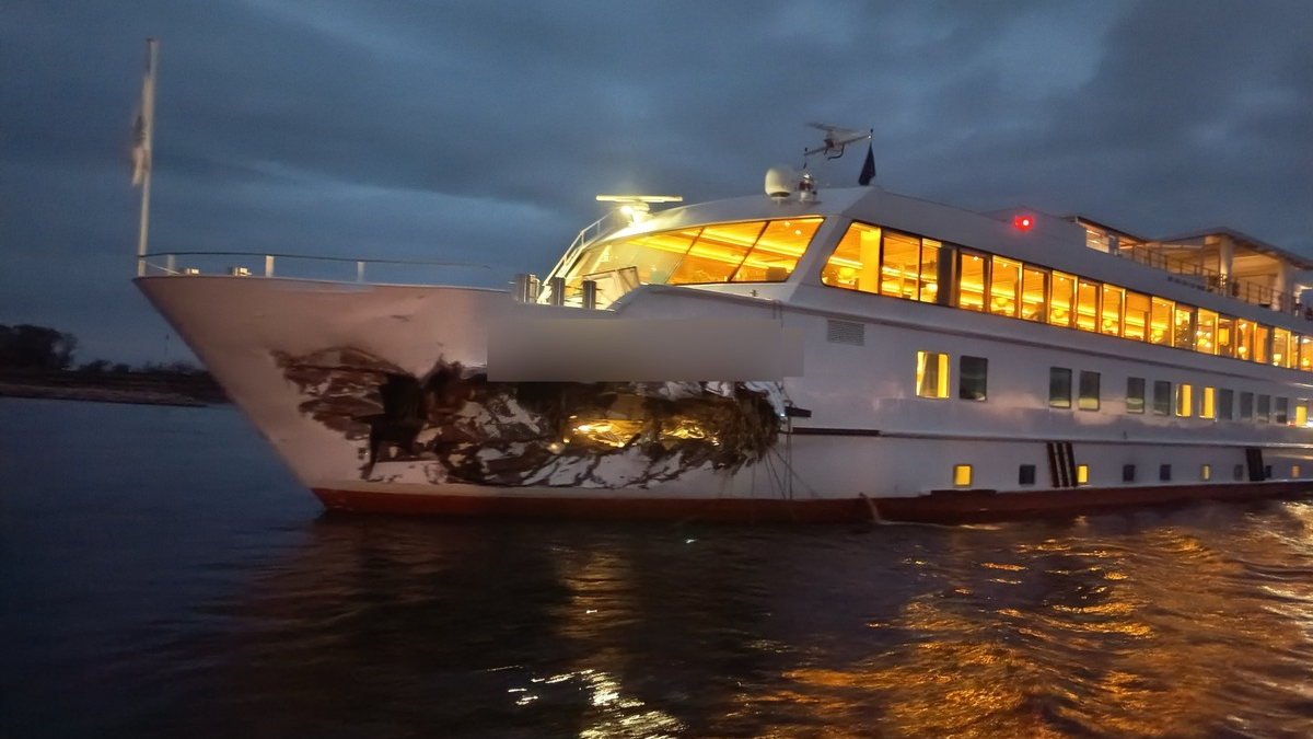 POL-DU: Voerde/Duisburg: Heftiger Unfall auf dem Wasser mit einem Fahrgastkabinenschiff - Niemand verletzt - Foto: presseportal.de