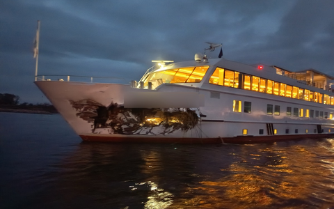 POL-DU: Voerde/Duisburg: Heftiger Unfall auf dem Wasser mit einem Fahrgastkabinenschiff - Niemand verletzt - Foto: presseportal.de POL-DU: Voerde/Duisburg: Heftiger Unfall auf dem Wasser mit einem Fahrgastkabinenschiff - Niemand verletzt - Foto: presseportal.de