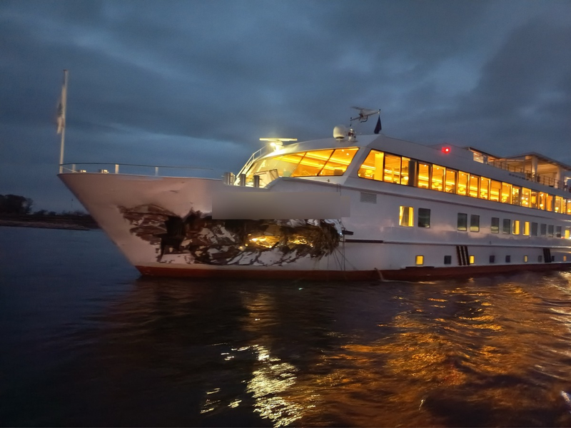 POL-DU: Voerde/Duisburg: Heftiger Unfall auf dem Wasser mit einem Fahrgastkabinenschiff - Niemand verletzt - Foto: presseportal.de