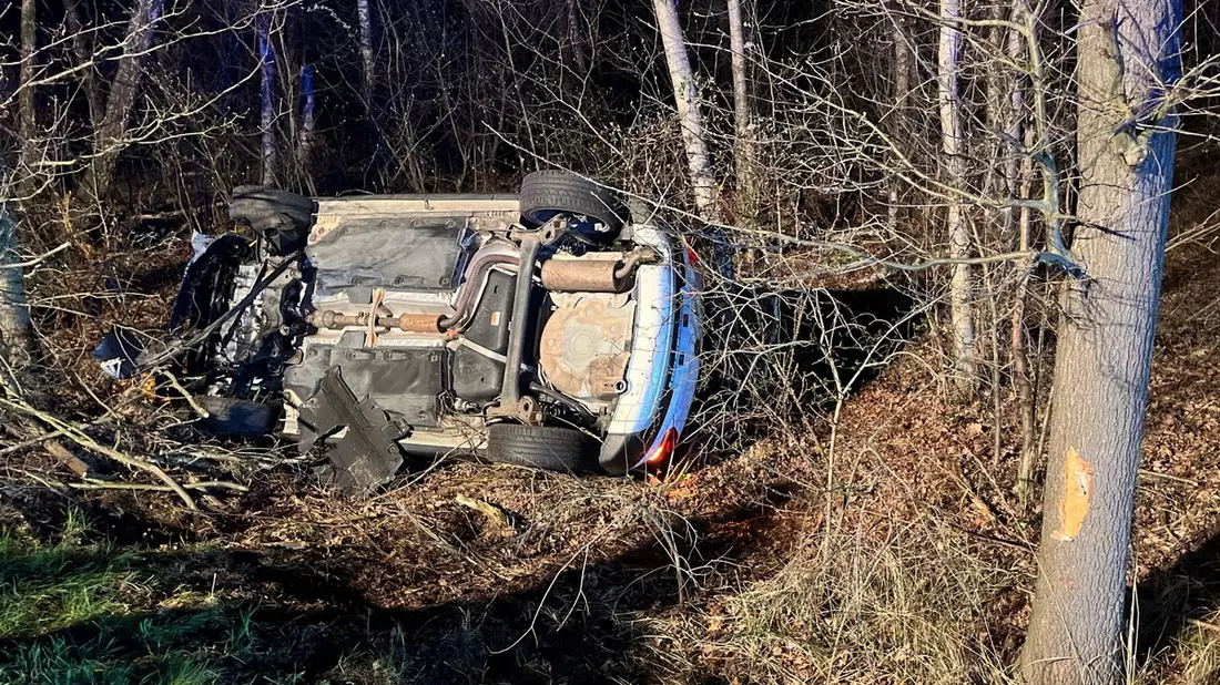 POL-MI: Auto überschlägt sich - Bild: presseportal.de