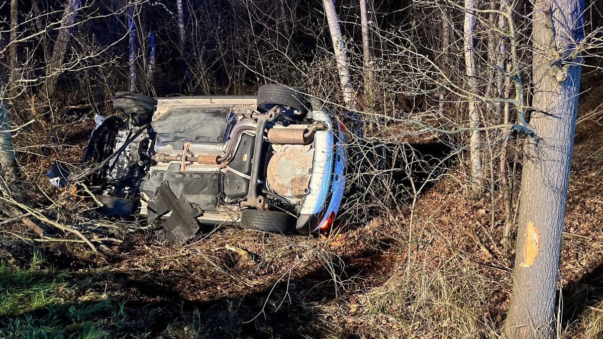 POL-MI: Auto überschlägt sich - Foto: presseportal.de