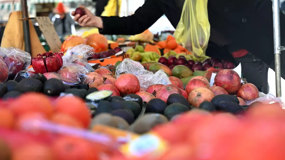 Verbraucher spüren die gestiegenen Lebensmittelpreise beim Einkaufen (Archivbild) - Bild: Elisa Schu/dpa