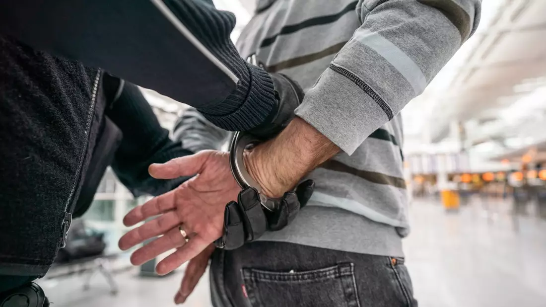 Bundespolizeidirektion München: Bundespolizei am Flughafen München vollstreckt mehrere Haftbefehle - Bild: presseportal.de